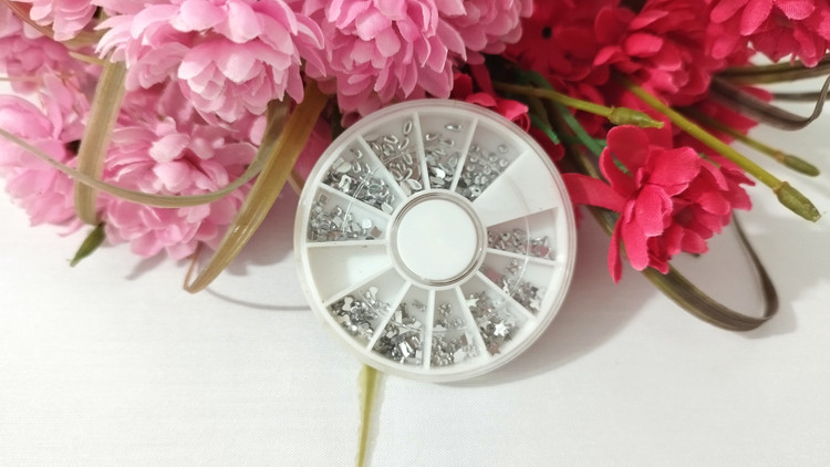 نگین مخصوص طراحی ناخن رنگ نقره ای